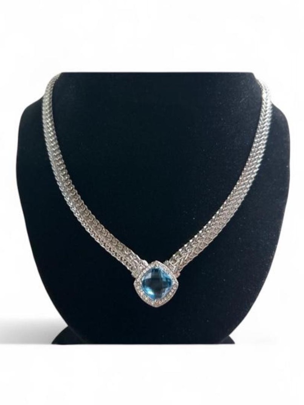 Cushion Cut Blue Topaz
Pendant
Necklace in Sterling Silver